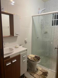 Ένα μπάνιο στο Casa de veraneio perto do mar