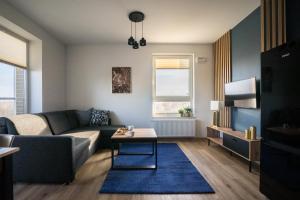 sala de estar con sofá y mesa en Bizapartments - Modern Flats, en Varsovia