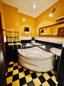 łazienka z wanną i umywalką w obiekcie Apartment near Zybitskaya w Mińsku