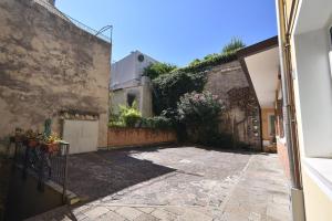 an alleyway in a building with a wall at Luxury Battisti in Padova
