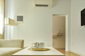 a living room with a coffee table and a couch at Luxury Battisti in Padova