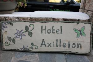 un signo de activación del hotel en una pared de ladrillo en Achilleion Hotel, en Skiros