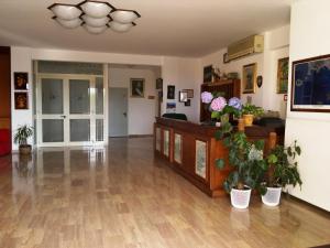 a living room with potted plants and a ceiling at Central Park in Massa Lubrense