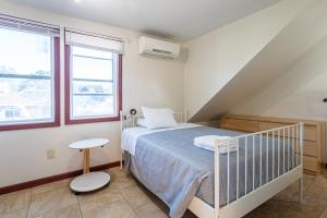 1 dormitorio con 1 cama y escalera en 1 Bus Stop To NYC-Hot Tub-EWR Airport-Free Parking, en Hillside