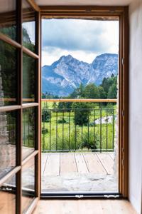 eine offene Tür zu einem Balkon mit Bergblick in der Unterkunft Bauernhof Hof Unternberg in Margreid an der Weinstraße