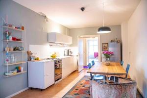 A kitchen or kitchenette at Sweet Cozzy House