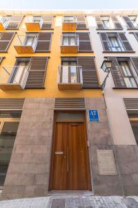 un edificio de apartamentos con puerta y ventanas en Apartamentos con encanto en el centro de Granada, en Granada