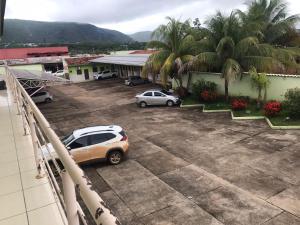 Luftaufnahme eines Parkplatzes mit geparkten Autos in der Unterkunft Hotel Kolosso in Aragarças
