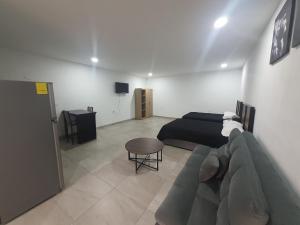 1 dormitorio con cama, sofá y mesa en Life en Puerto Peñasco