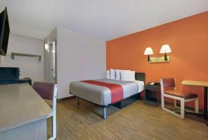 Llit o llits en una habitació de Motel 6-Alamogordo, NM