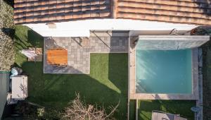 een uitzicht op een zwembad in de achtertuin bij Bienêtre et détente pour cette maison avec spa au calme in La Roquette-sur-Siagne