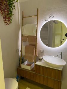 uma casa de banho com um lavatório e um espelho em Il mio b&b em Pero