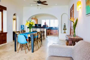 ein Wohnzimmer mit einem blauen Tisch und Stühlen in der Unterkunft Joe‘s Condo at Isla 33 in Isla Mujeres