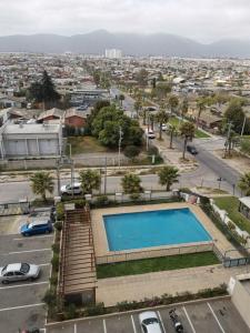 a pool in a parking lot next to a city at Arriendo diario a pasos playa la herradura in Coquimbo