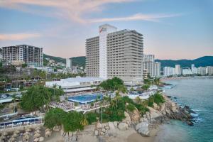 アカプルコにあるFiesta Americana Acapulco Villasのホテルと海の空中を望む