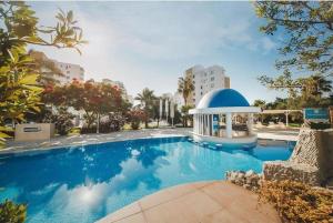 una piscina con cenador en una ciudad en Апартаменты в комплексе Caesar Resort & Spa, en Trikomo