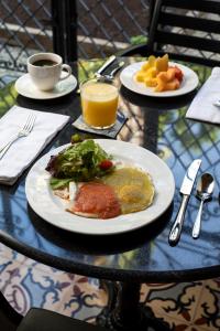 - une table avec deux assiettes de nourriture et une tasse de café dans l'établissement Künük Hotel Boutique, à Mérida