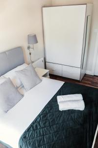 een slaapkamer met een bed met twee handdoeken erop bij Harbour Square House in Dublin
