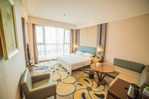 Habitación de hotel con cama y mesa en 济宁银座佳悦精选酒店 en Jining