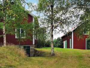 Garden sa labas ng 4 person holiday home in JÄRVSÖ-By Traum