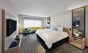 Postel nebo postele na pokoji v ubytování The Star Grand Hotel and Residences Sydney