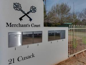 ein Zeichen für das Handelsgericht auf einem Zaun in der Unterkunft Merchant's Court, Quiet and Central 3 bedroom townhouse in Wangaratta