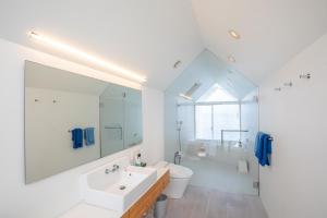 een badkamer met een wastafel, een toilet en een spiegel bij 佐島 - Nowhere but Sajima - ペット可 in Yokosuka