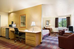 Posezení v ubytování Super 8 by Wyndham Kennewick + 37 fotografií