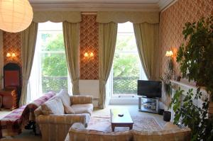 TV a/nebo společenská místnost v ubytování Regent Terrace, Central and Charming, Quiet