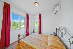 Ένα ή περισσότερα κρεβάτια σε δωμάτιο στο Appartement cosy à Sartène 49 m² avec vue montagne