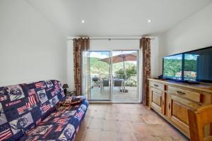 Μια τηλεόραση ή/και κέντρο ψυχαγωγίας στο Appartement cosy à Sartène 49 m² avec vue montagne