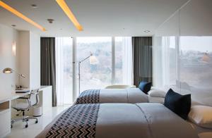 Säng eller sängar i ett rum på Vista Walkerhill Seoul - formerly W Seoul