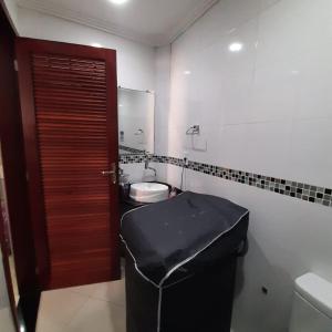 a bathroom with a toilet and a black ottoman at Casa com 2 quartos na Prainha em Arraial do Cabo, 20 METROS DA PRAIA in Arraial do Cabo +24 photos