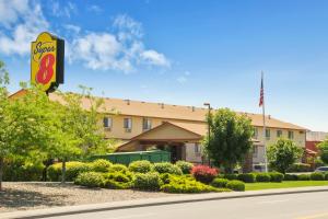 un cartello per un hotel con un motel di Super 8 by Wyndham Kennewick a Kennewick