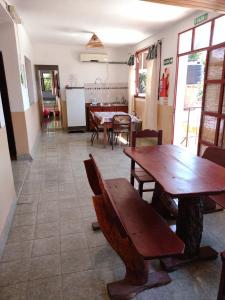un restaurante con mesas y sillas de madera y una cocina en Hopedaje Felisa en Cafayate