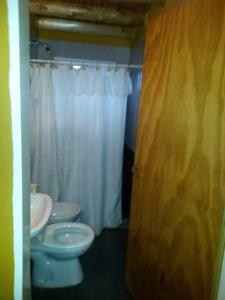 baño con 2 aseos y cortina de ducha blanca en Paraiso Colon en Colón