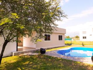 una casa con piscina in un cortile di Ocultar de los Andes a La Silleta