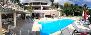 A piscina em ou perto de Suite totalement équipée avec vue imprenable!!!!