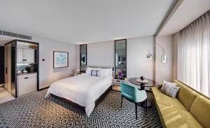 Postel nebo postele na pokoji v ubytování The Star Grand Hotel and Residences Sydney
