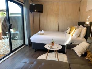 pokój hotelowy z łóżkiem i kanapą w obiekcie Snowman Cabins w mieście Ohakune