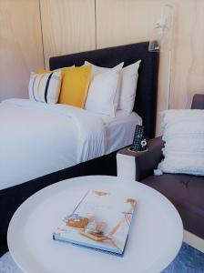 Voodi või voodid majutusasutuse Snowman Cabins toas