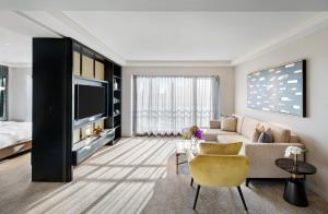 TV a/nebo společenská místnost v ubytování The Star Grand Hotel and Residences Sydney