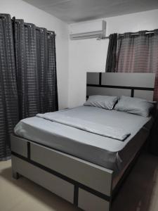 Łóżko lub łóżka w pokoju w obiekcie Galerias Pelush 2 beedroom