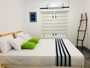 سرير أو أسرّة في غرفة في Mahagedara Dickwella