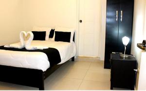 una camera da letto con un letto con cigni bianchi di Hostal Universal Huaraz a Huaraz
