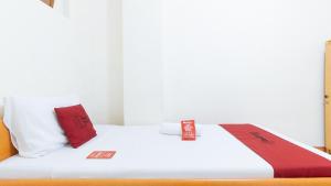 Een bed of bedden in een kamer bij RedDoorz @ Malibu Room BF International Las Pinas