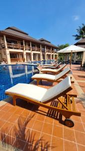 Bazén v ubytování Elegancy Resort Hua Hin nebo v jeho okolí
