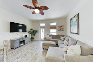 sala de estar con sofá y TV de pantalla plana en Leeward Manor en Corpus Christi