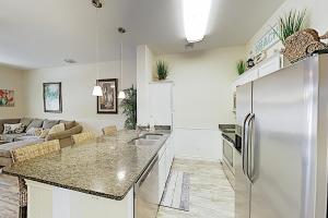 uma cozinha com um frigorífico e uma sala de estar em Leeward Manor em Corpus Christi