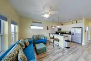 阿蘭薩斯港的住宿－Flip Flop and Relax，一间带蓝色沙发的客厅和一间厨房